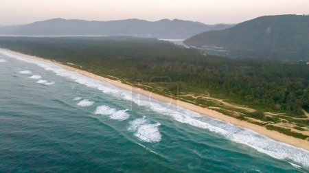 Playa de mocasines en Florianpolis, Brasil. Vista aérea.