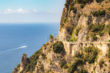 Costa Amalfitana, Mar Mediterráneo, Italia. Hermoso día lleno de colores en las carreteras y autopistas de la Costa Amalfitana.
