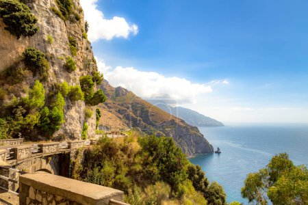Costa Amalfitana, Mar Mediterráneo, Italia. Hermoso día lleno de colores en las carreteras y autopistas de la Costa Amalfitana.