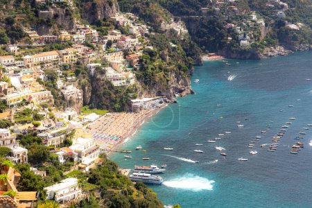 Positano en la costa de Amalfi, mar Mediterráneo, Italia. Hermoso día lleno de colores en las carreteras y autopistas de la Costa Amalfitana.
