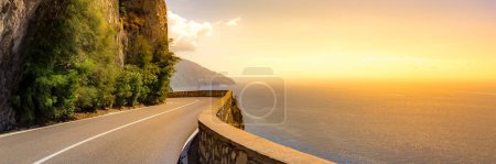 Costa Amalfitana, Mar Mediterráneo, Italia. Banner del sitio web.