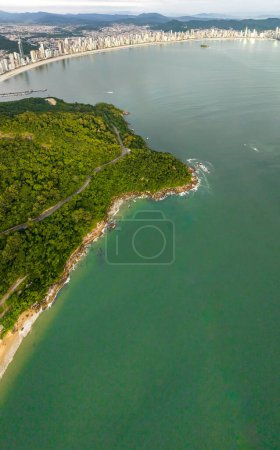 Balneario Camboriu in Santa Catarina. Taquaras Beach und Laranjeiras Beach in Balneario Camboriu. Luftaufnahme in der Landschaft. Brasilien.