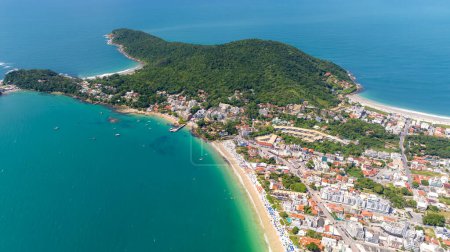 Foto de Playa de Bombinhas en Santa Catarina. Vista aérea tomada con un dron. Brasil. América del Sur. - Imagen libre de derechos