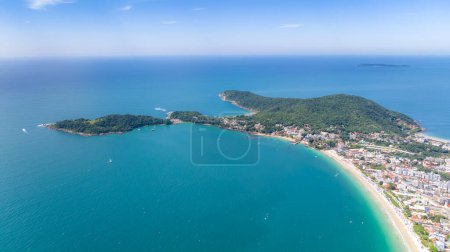 Téléchargez les photos : Bombinhas Beach à Santa Catarina. Vue aérienne prise avec un drone. Le Brésil. Amérique du Sud. - en image libre de droit