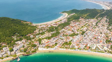 Playa de Bombinhas en Santa Catarina. Vista aérea tomada con un dron. Brasil. América del Sur.