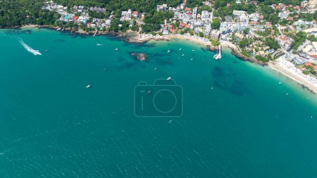 Foto de Playa de Bombinhas en Santa Catarina. Vista aérea tomada con un dron. Brasil. América del Sur. - Imagen libre de derechos