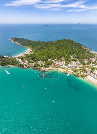 Bombinhas Beach in Santa Catarina. Luftaufnahme mit einer Drohne. Brasilien. Südamerika.