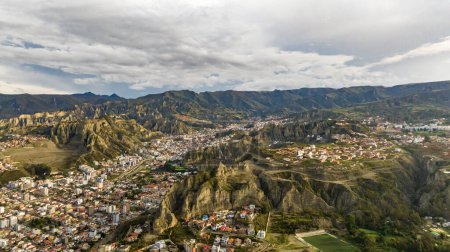 La Paz, Bolivien, Luftaufnahme, die über das dichte, urbane Stadtbild fliegt. San Miguel, südlicher Bezirk. Südamerika