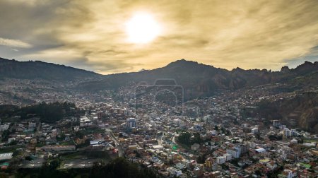 La Paz, Bolivie, vue aérienne survolant le paysage urbain dense. San Miguel, au sud. Amérique du Sud