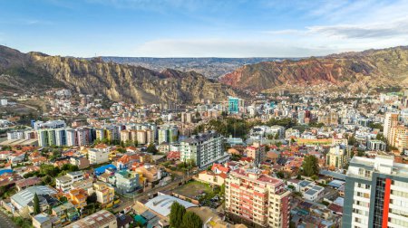 La Paz, Bolivien, Luftaufnahme, die über das dichte, urbane Stadtbild fliegt. San Miguel, südlicher Bezirk. Südamerika