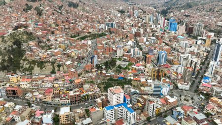 La Paz, Bolivien, Luftaufnahme, die über das dichte, urbane Stadtbild fliegt. Südamerika.