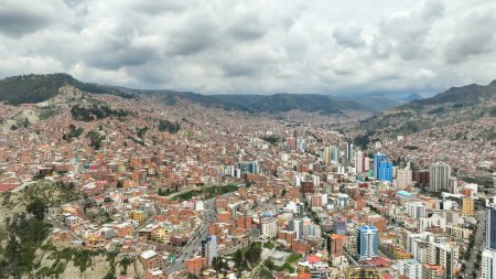 La Paz, Bolivien, Luftaufnahme, die über das dichte, urbane Stadtbild fliegt. Südamerika.