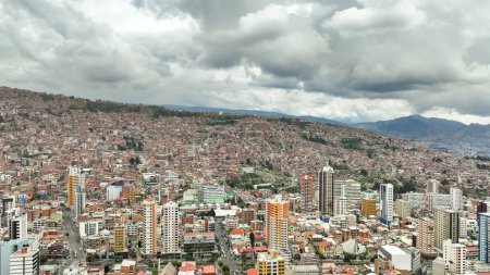 La Paz, Bolivia, vista aérea sobrevolando el denso paisaje urbano. América del Sur.