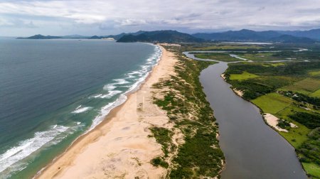 Guarda do Embau Playa situada en el estado de Santa Catarina, cerca de Florianópolis. Imagen aérea de la playa en Brasil, América del Sur.