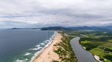 Der Strand Guarda do Embau liegt im Bundesstaat Santa Catarina in der Nähe von Florianopolis. Luftbild vom Strand in Brasilien, Südamerika.