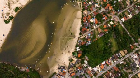 Der Strand Guarda do Embau liegt im Bundesstaat Santa Catarina in der Nähe von Florianopolis. Luftbild vom Strand in Brasilien, Südamerika.