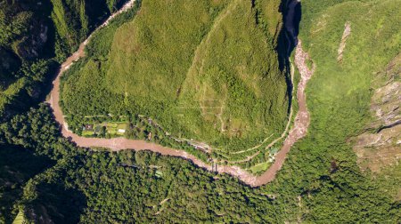 Téléchargez les photos : Rivière Urubamba à Machu Picchu, Pérou. Vue aérienne - en image libre de droit