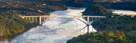 Grenze zwischen Brasilien und Paraguay und verbindet Foz do Iguacu mit Ciudad del Este. Ponte da Amizade in Foz do Iguau. Luftaufnahme der Freundschaftsbrücke mit dem Fluss Paran