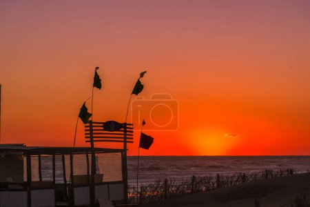 Foto de Hermosa puesta de sol en la costa del mar. Concepto de viaje y verano - Imagen libre de derechos