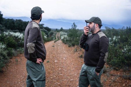Team von Park Rangers in Uniform mit Walkie Talkie Radio zur Überwachung der Wildtiere im Naturschutzgebiet