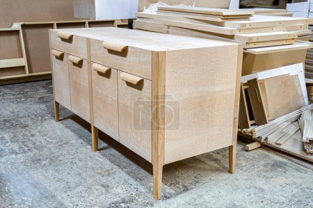 Kommode aus massivem Erlenholz während der Produktion in der Werkstatt. Schaffung moderner Wohnmöbel für die Schlafzimmereinrichtung