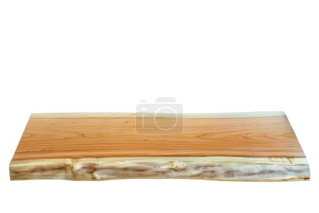 Foto de Tablero de madera de borde vivo con hermoso grano y nudos aislados sobre fondo blanco. Perspectiva - Imagen libre de derechos