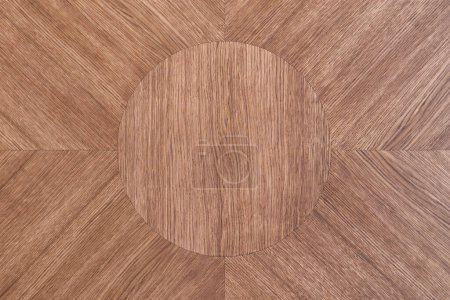 Holztischplatte aus massiver Eiche und Eichenfurnier in Intarsientechnik mit geometrischem Muster und Klarlack als Hintergrund