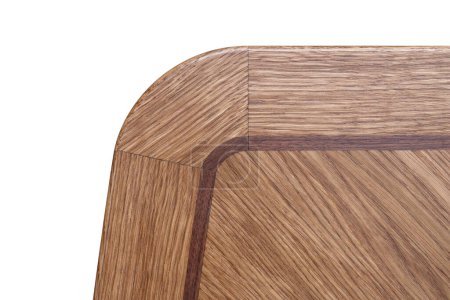 Nahaufnahme einer Holztischplatte aus massiver Eiche und Eichenfurnier in Intarsientechnik mit Klarlack-Finish isoliert auf weißem Hintergrund