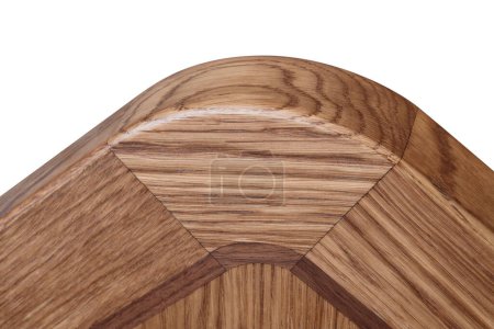Gros plan de dessus de table en bois en chêne massif et placage de chêne technique marqueterie avec finition vernis clair isolé sur fond blanc