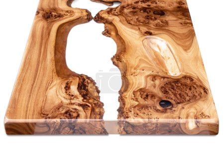 Mesa de sobremesa de olmo burl borde vivo con resina epoxi central río sobre fondo blanco, la combinación de madera natural con un material sintético