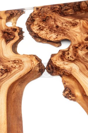 Live edge Platte aus Ulmenwurzelholz mit zentralem Epoxidharzfluss auf weißem Hintergrund, kombiniert natürliches Holz mit einem synthetischen Material