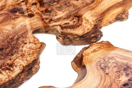 Plateau de table en tôle d'orme bord vivant avec rivière centrale en résine époxy sur fond blanc, combinant bois naturel avec un matériau synthétique vue rapprochée