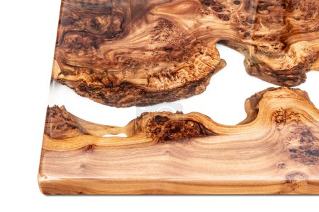 Mesa de sobremesa de olmo burl borde vivo con resina epoxi central río sobre fondo blanco, la combinación de madera natural con un material sintético
