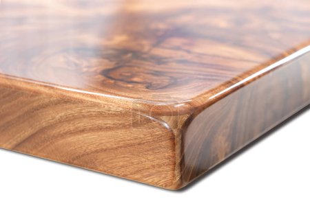 Plateau de table en tôle d'orme bord vivant avec rivière centrale en résine époxy sur fond blanc, combinant bois naturel avec un matériau synthétique vue rapprochée