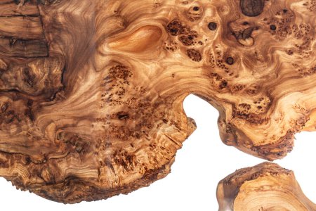 Live edge Platte aus Ulmenwurzelholz mit zentralem Epoxidharzfluss auf weißem Hintergrund, kombiniert natürliches Holz mit synthetischem Material