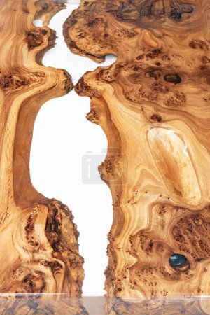 Borde vivo olmo burl mesa superior con resina epoxi central río sobre fondo blanco, vista superior del olmo fragmento mesa epoxi