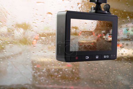 Téléchargez les photos : Enregistreur vidéo de caméra de vidéosurveillance de voiture pour la sécurité de conduite sur la route - en image libre de droit