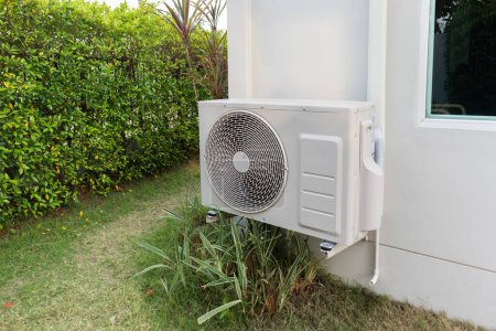 Téléchargez les photos : Air conditionné unité extérieure compresseur installer à l'extérieur de la maison - en image libre de droit