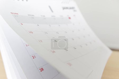 Kalenderblatt blättert Blatt auf Holz Tisch Hintergrund Geschäftsplan Planung Termin Besprechung Konzept