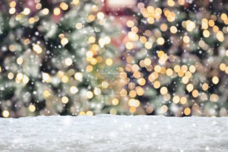 Téléchargez les photos : Neige blanche vide avec arbre de Noël flou avec fond clair bokeh - en image libre de droit