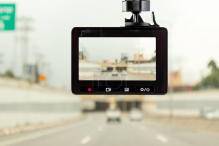 Téléchargez les photos : Enregistreur vidéo de caméra de vidéosurveillance de voiture pour la sécurité de conduite sur la route - en image libre de droit