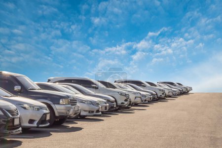 Foto de Lote de coches usados para la venta en stock con cielo y nubes - Imagen libre de derechos