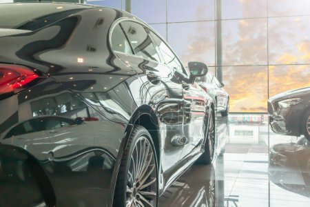 Téléchargez les photos : New car in the car dealership showroom with blue sky - en image libre de droit