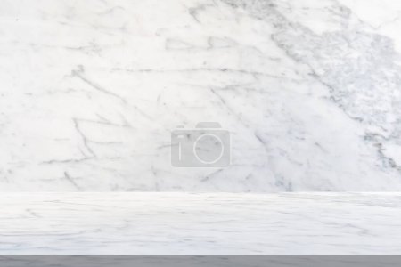 Foto de Mesa de mármol blanco con fondo de textura de pared natural para maqueta plantilla de visualización del producto - Imagen libre de derechos