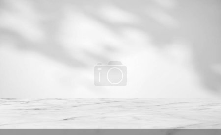 Foto de Mesa de mármol con caída de sombra de árbol en fondo de pared blanco para la exhibición de productos de maqueta - Imagen libre de derechos