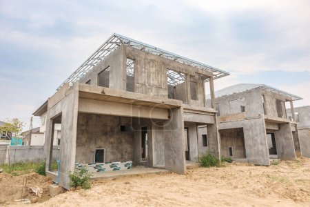 Téléchargez les photos : Construction maison neuve résidentielle avec système de préfabrication en cours sur le chantier - en image libre de droit