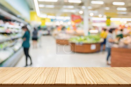 Leere Holztischplatte mit unscharfem Hintergrund für die Produktpräsentation im Supermarkt