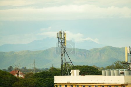 Foto de Torre de telecomunicaciones antena repetidor de comunicación de teléfono móvil en el edificio - Imagen libre de derechos