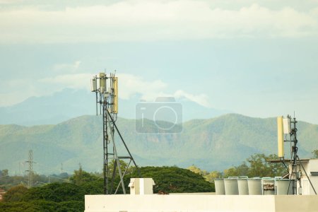Foto de Torre de telecomunicaciones antena repetidor de comunicación de teléfono móvil en el edificio - Imagen libre de derechos