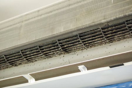 Sistema de aire acondicionado sucio antes de la limpieza